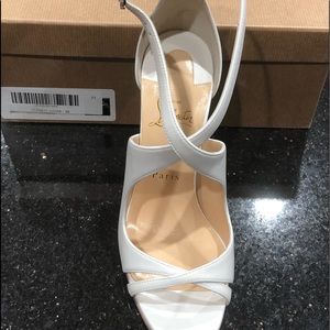 NEVER WORN. Size 38 (8 US size) white pumps. Christian Louboutin Paris